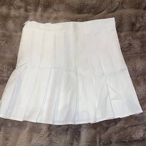 White pleated skirt🤍